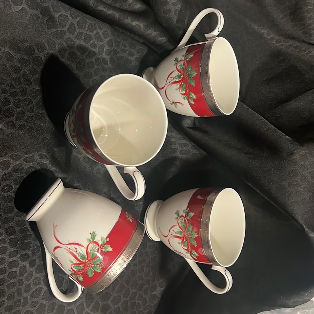 Palatial Holly Platinum S/4 Mugs